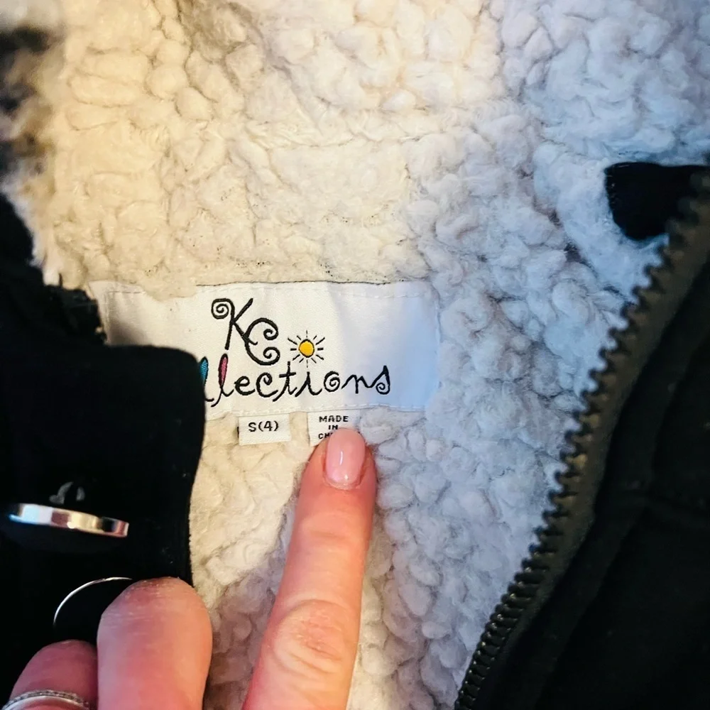 Adorable girl size 4 black coat with leopard faux fur trim on good condition